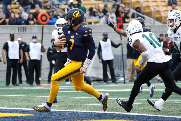 California Golden Bears quarterback Chase Garbers (7) carries the ball for a touchdown.